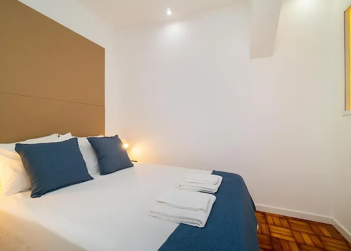 Liberty Avenue Apartment *